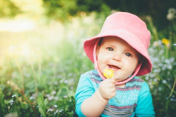 nina en la naturaleza con gorro