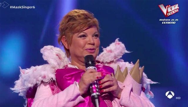 terelu campos en el escenario de mask singer disfrazada de cerdita