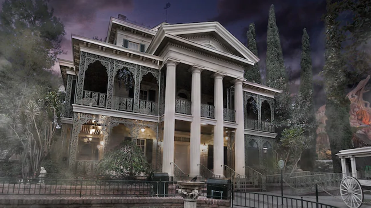 https://hips.hearstapps.com/hmg-prod/images/disney-haunted-mansion-fog-1539190490.png?crop=0.9967571257893839xw:1xh;center,top&resize=1200:*