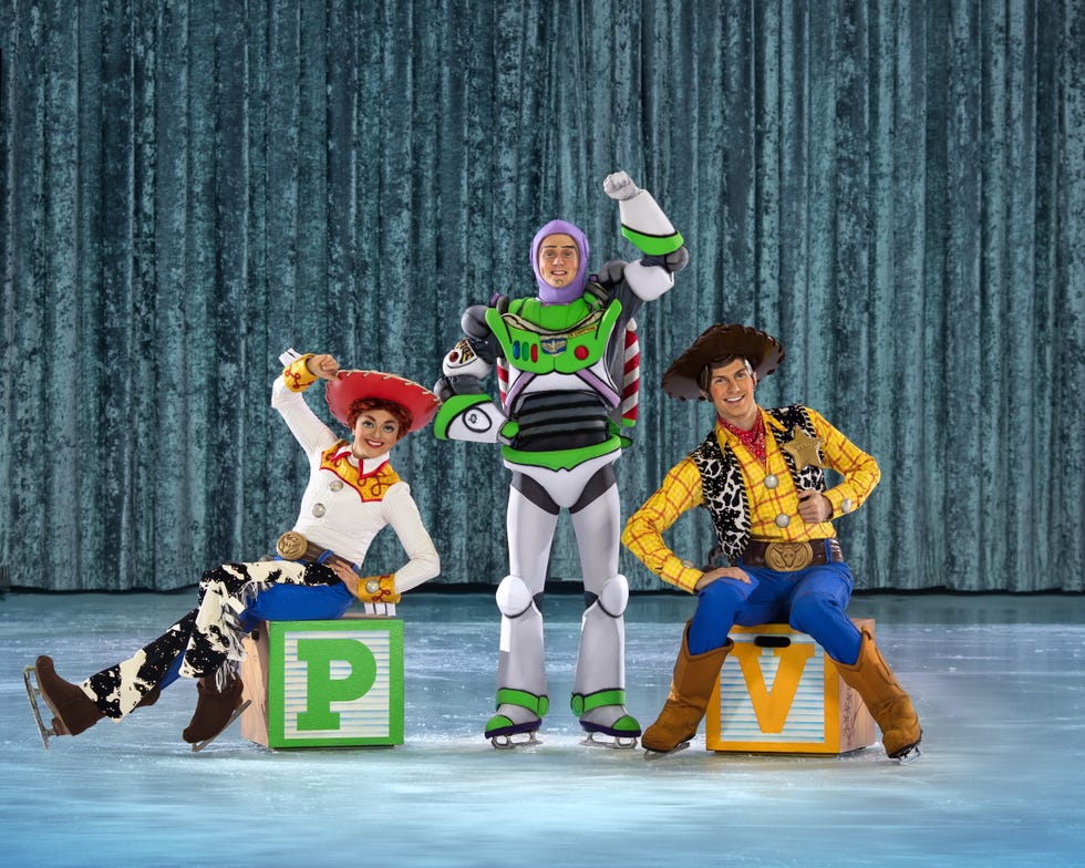 los personajes de toy story como patinadores