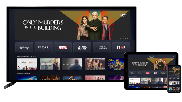 Fernsehbildschirm und mobiles Tablet mit Disney Plus-Streaming-Dienst