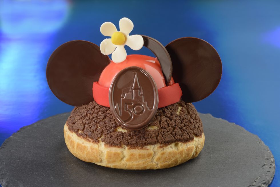 postre de chocolate con sombrero y orejas de mickey mouse de walt disney world