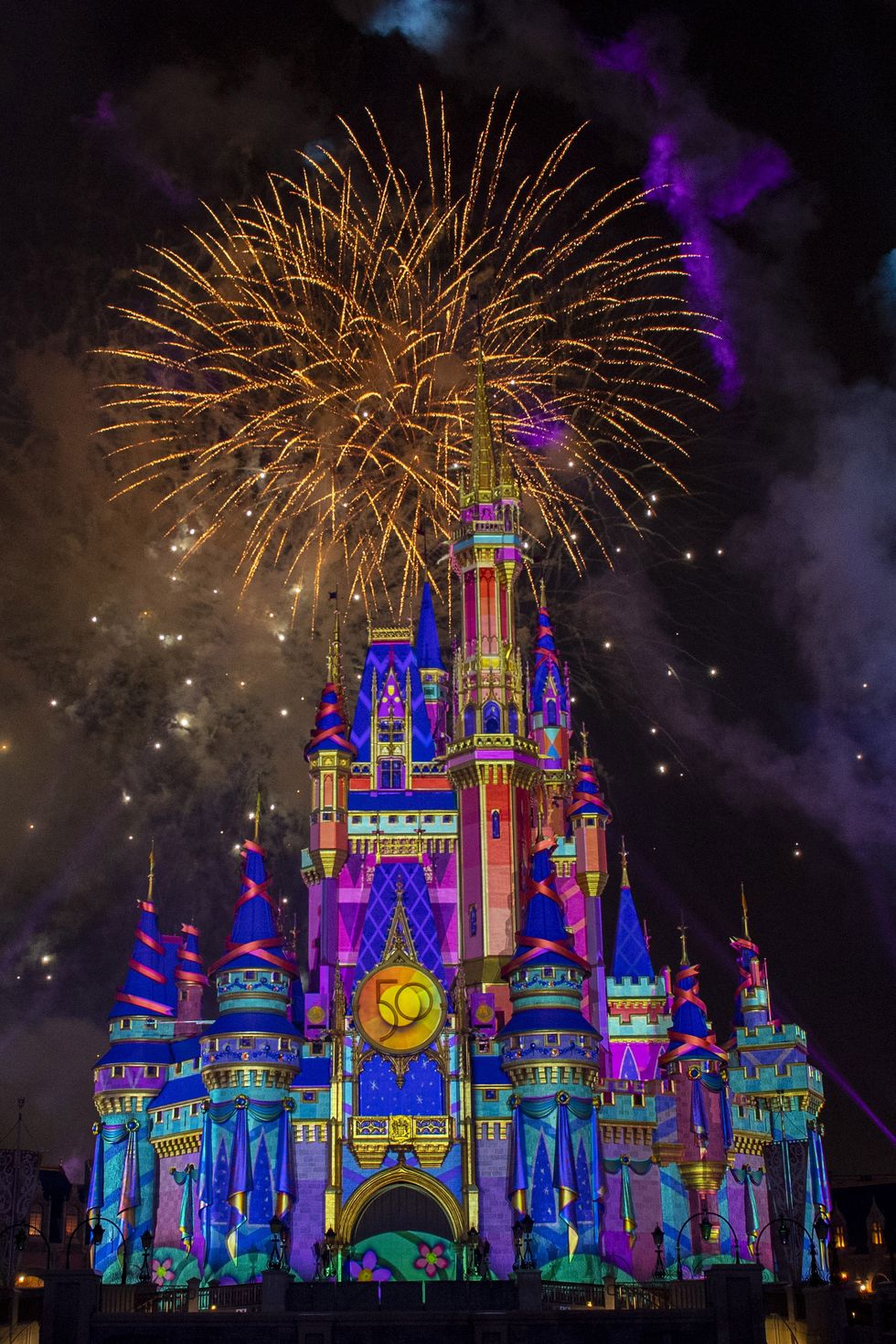 el espectáculo de luces de colores y fuegos artificiales frente al castillo de magic kingdom en walt disney world