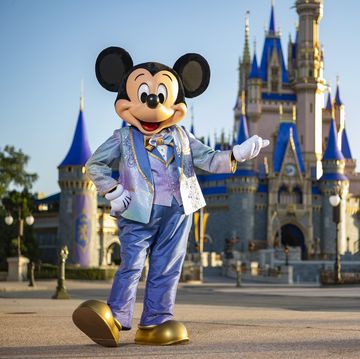 mickey mouse y minnie mouse posan frente al castillo de cenicienta en magic