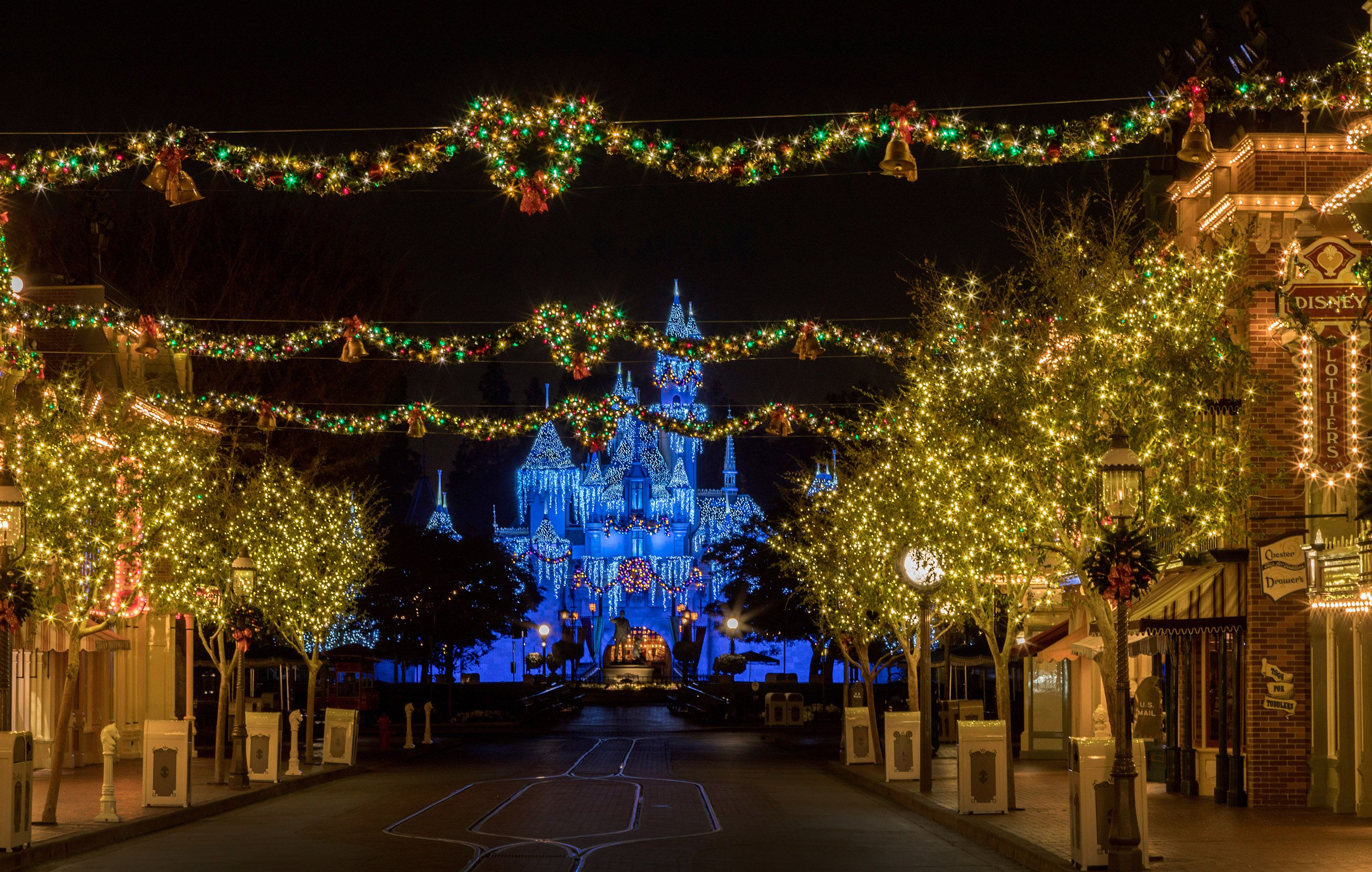Người dùng muốn tìm kiếm những trang trí Giáng Sinh tại Disneyland?