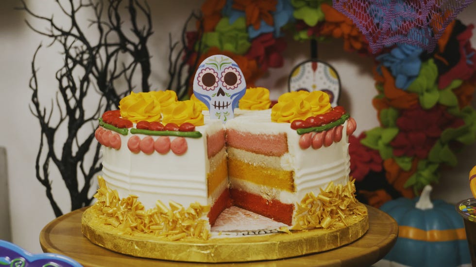 Cake, Sugar paste, Buttercream, Icing, Cake decorating, Sweetness, Food, Dessert, Pasteles, Yellow, 
