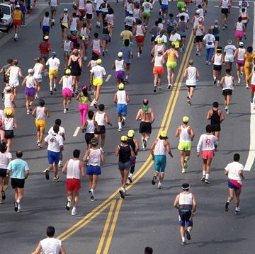 een groep mensen lopen de marathon