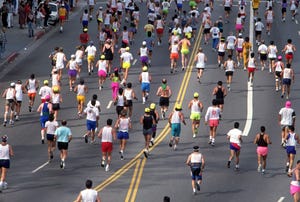 een groep mensen lopen de marathon