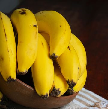 bananen in bakje op tafel