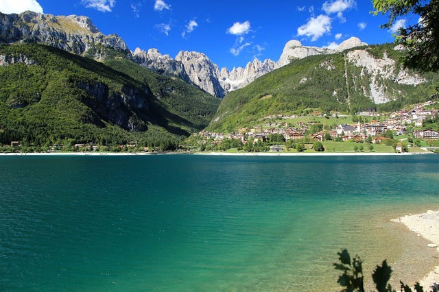Blauw helder water in Italie