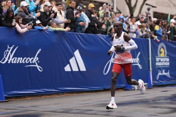 boston marathon 2023 eliud kipchoge met armsleeves