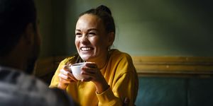 een vrouw drinkt koffie