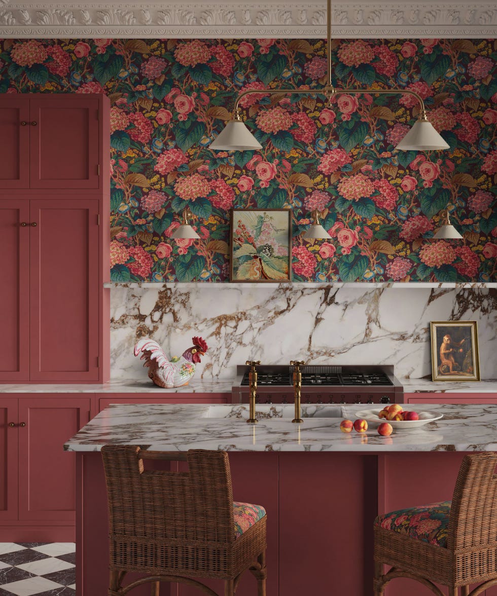 Kitchen with marble worktop and splashback as well as red shaker elements