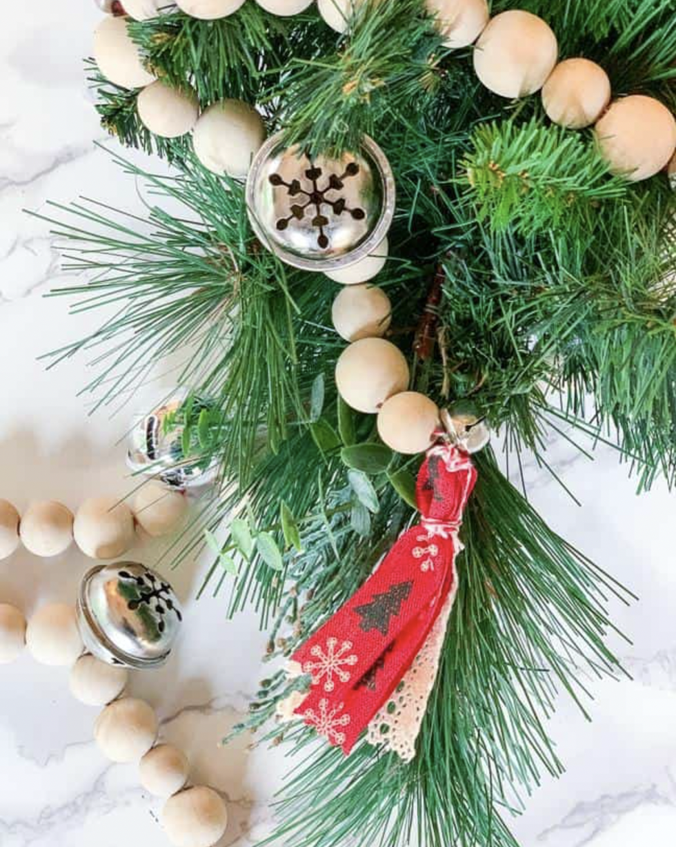 https://hips.hearstapps.com/hmg-prod/images/diy-christmas-decor-beaded-garland-654e74ad25f2f.png?crop=1.00xw:0.940xh;0,0.0601xh&resize=980:*