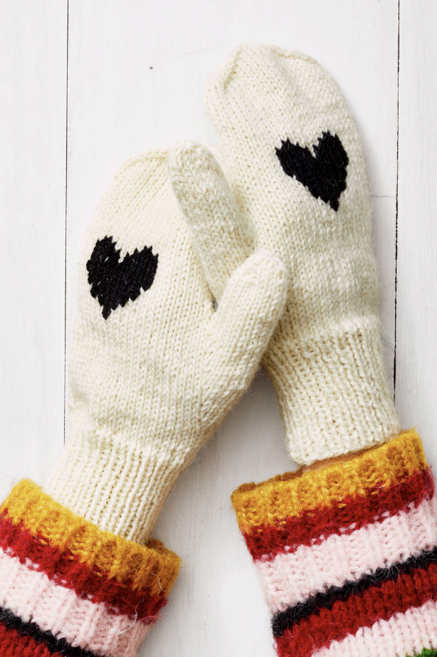 https://hips.hearstapps.com/hmg-prod/images/diy-christmas-gift-mittens-1663605181.png?crop=0.852xw:1.00xh;0.0748xw,0&resize=980:*