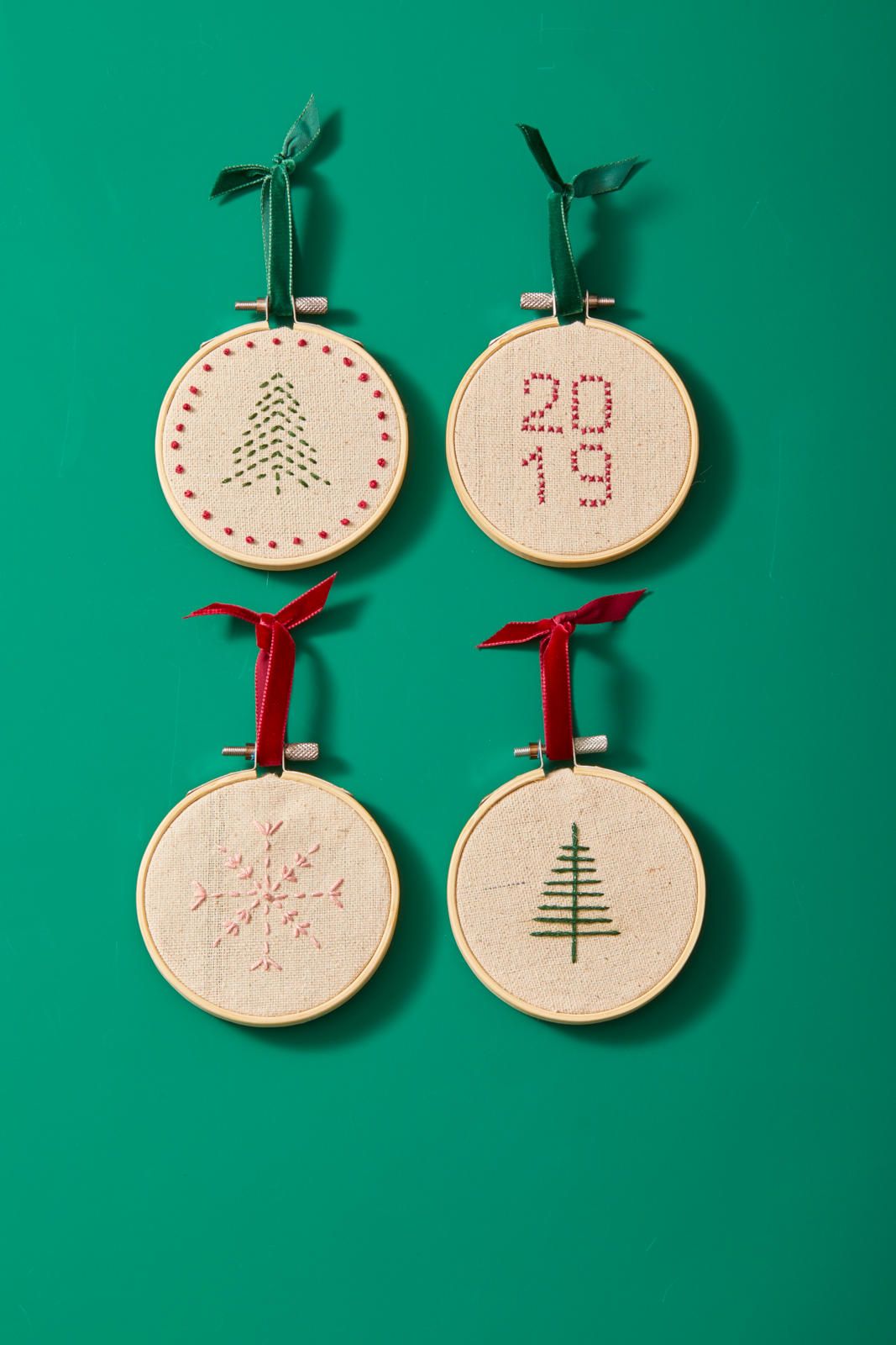 https://hips.hearstapps.com/hmg-prod/images/diy-christmas-gifts-embroidery-hoop-ornaments-1571340085.jpeg