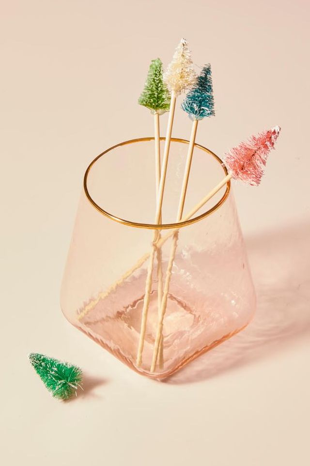 diy christmas gifts drink stirrers that looks like christmas trees in a pink glass