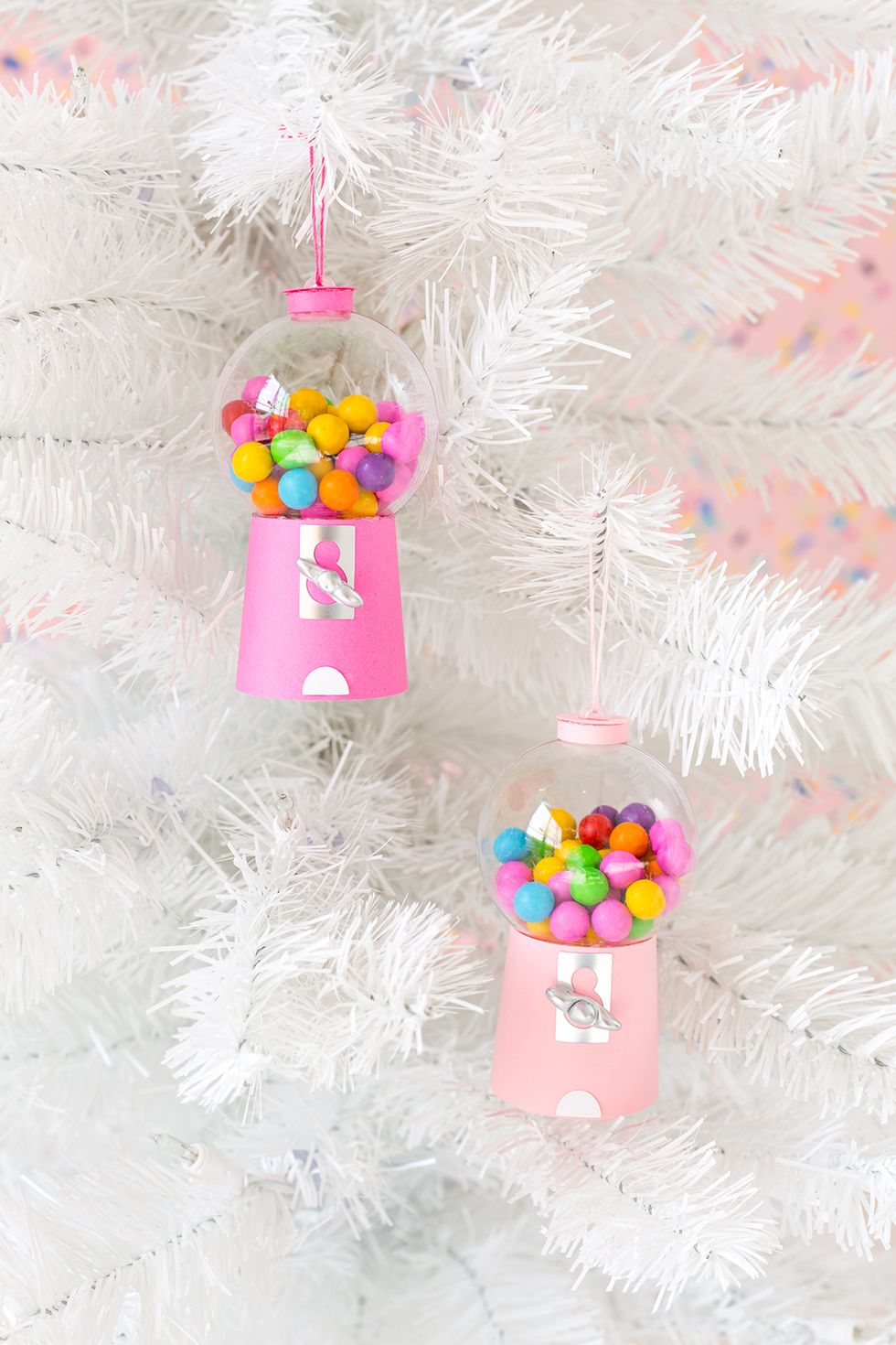 Make Christmas ornaments with buttons - an easy and fun DIY project