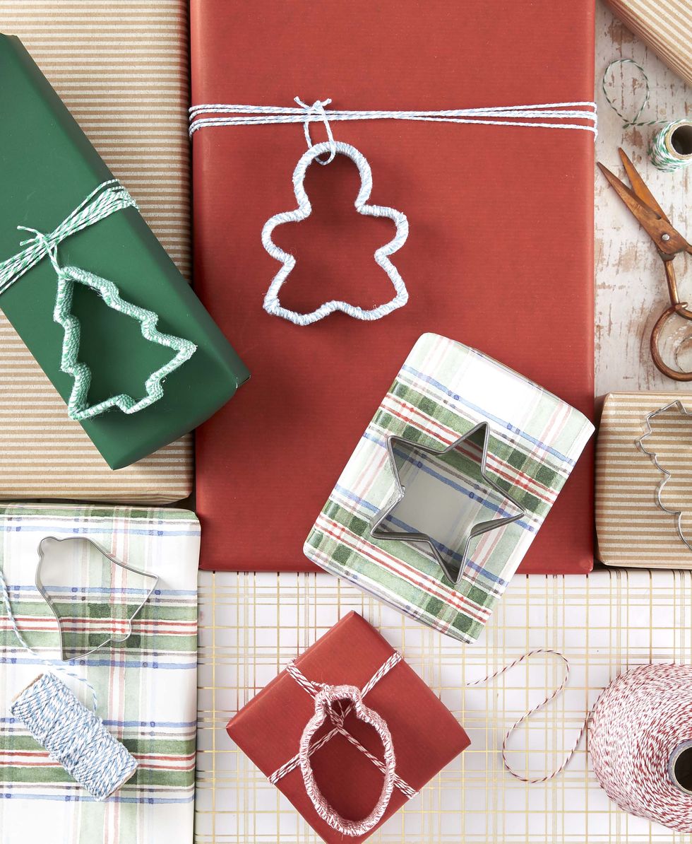 https://hips.hearstapps.com/hmg-prod/images/diy-christmas-ornaments-wrapped-cookie-cutters-1665609266.jpg?crop=1xw:1xh;center,top&resize=980:*