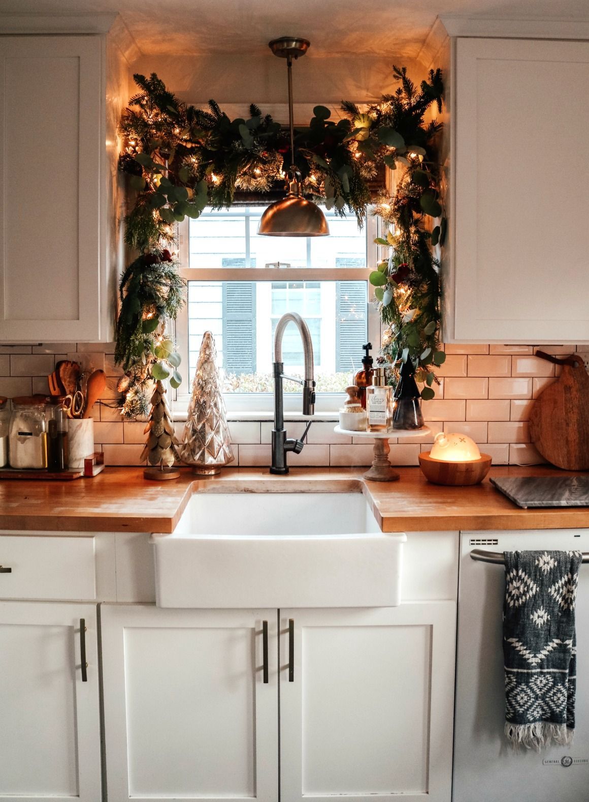 Festive Kitchen Window Decorating Ideas for Christmas