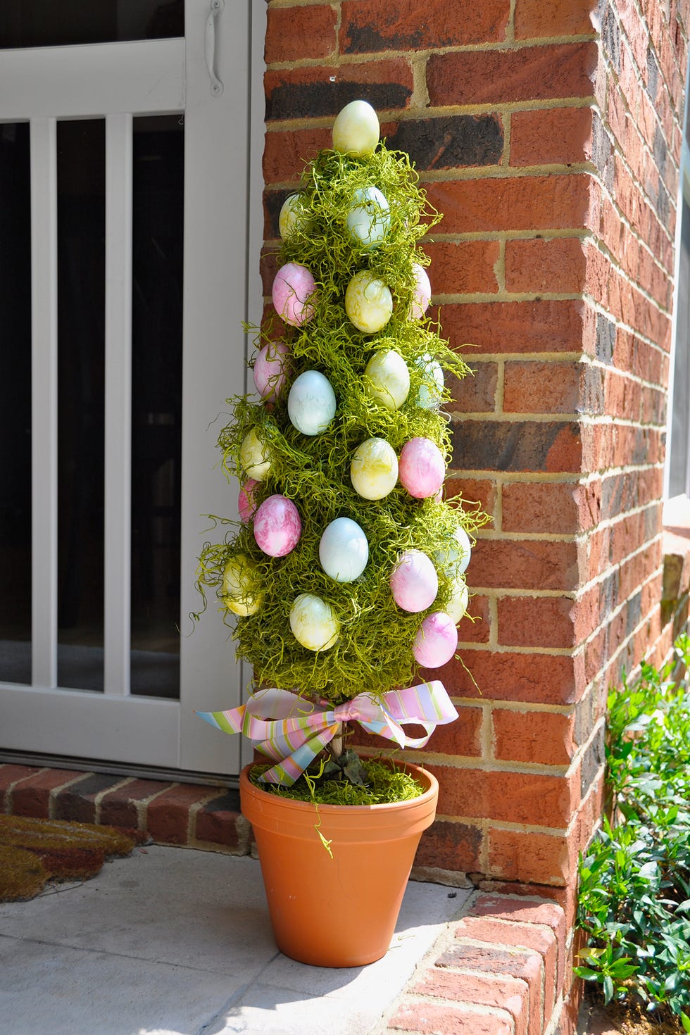 10 Easy Outdoor Easter Decorations - DIY Yard Decor Ideas for Easter