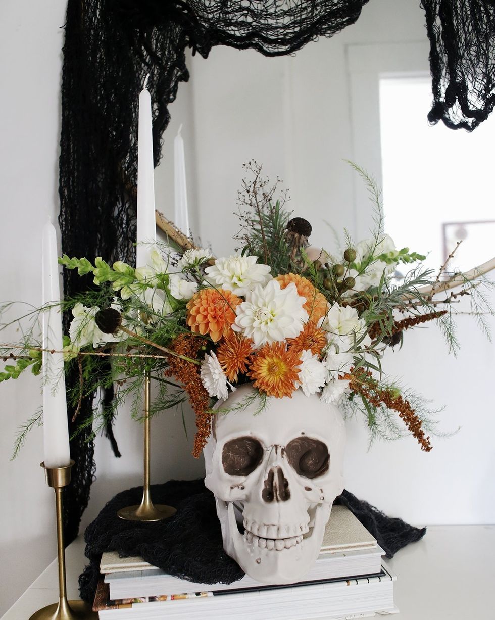 DIY Halloween decoration skull vase