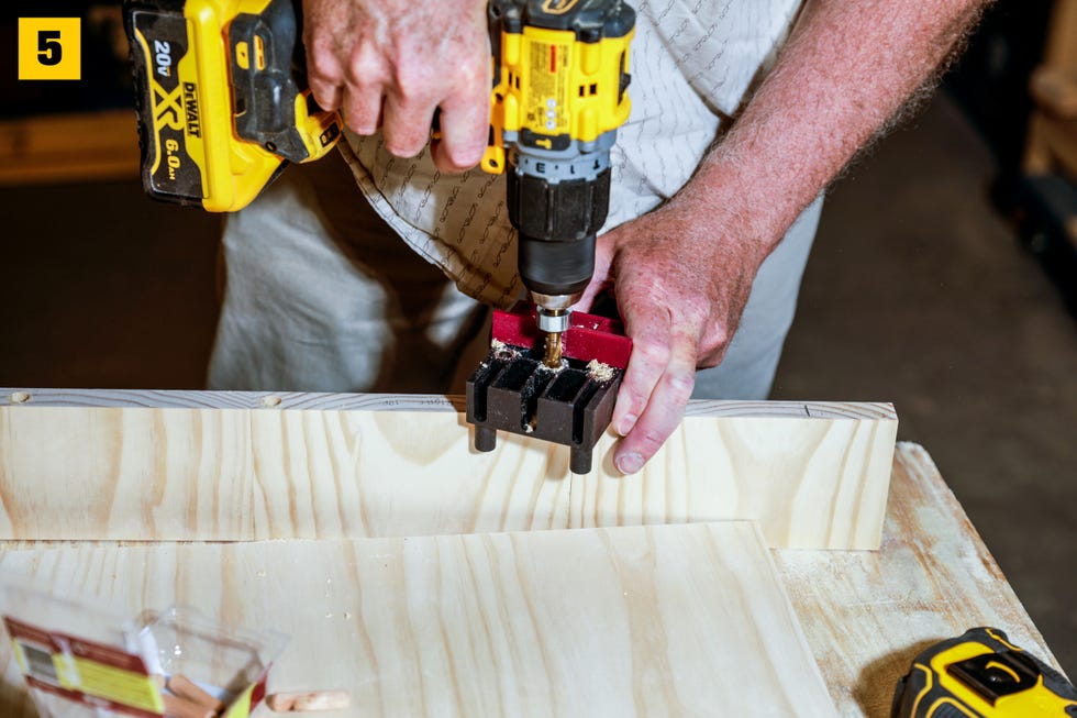 use una plantilla de derribo para perforar los agujeros en la madera