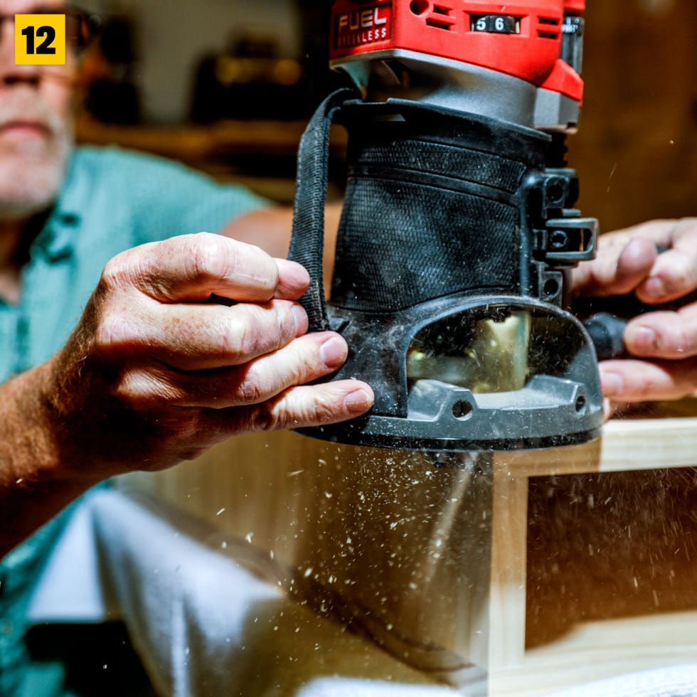 enrutando los bordes de una mesa de café de madera