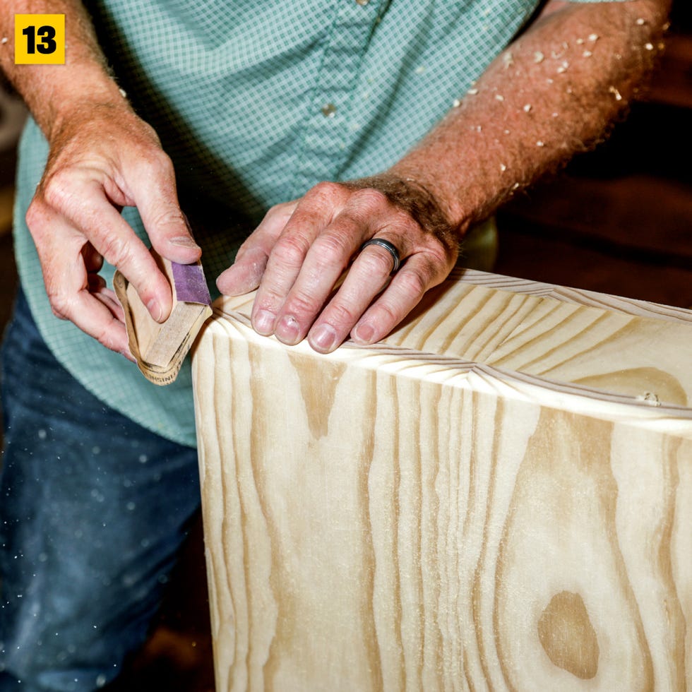 lijar la esquina de una mesa de café de madera