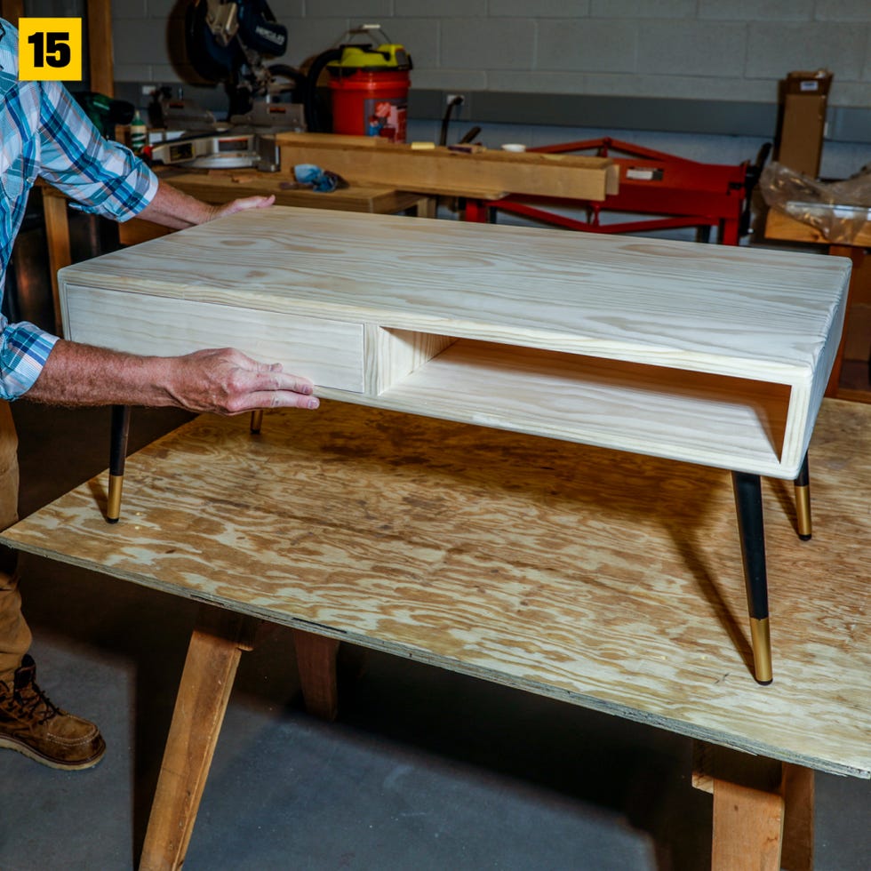 mesa de centro de madera con cajón y estante abierto