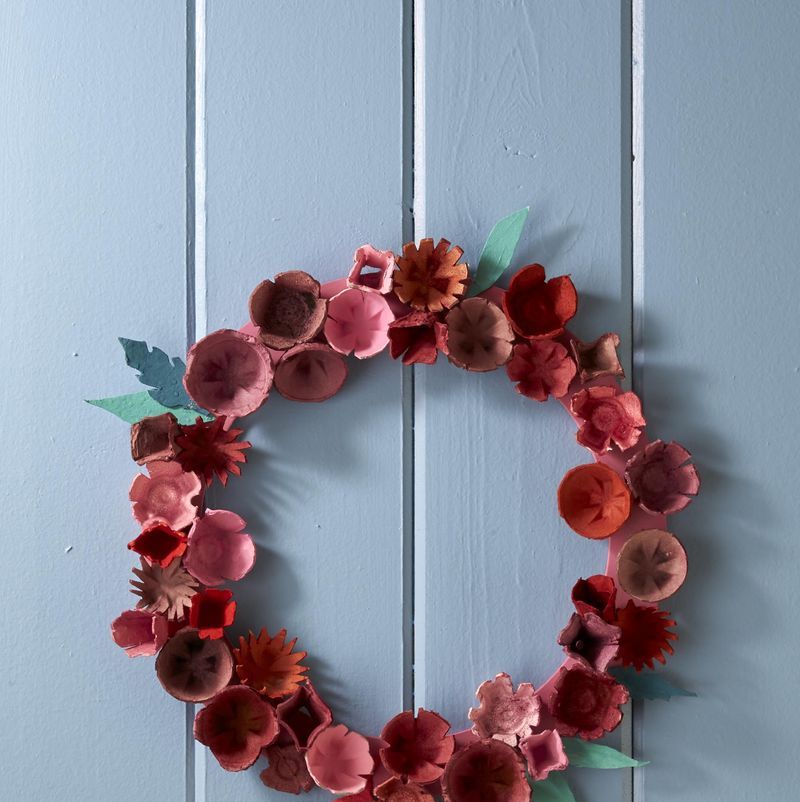 https://hips.hearstapps.com/hmg-prod/images/diy-mothers-day-crafts-egg-carton-wreath-1644351291.jpeg?crop=1.00xw:0.801xh;0,0.149xh&resize=980:*