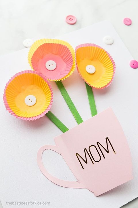 diy mothers day gifts, cupcake liner flower card with a pink paper mug that reads mom