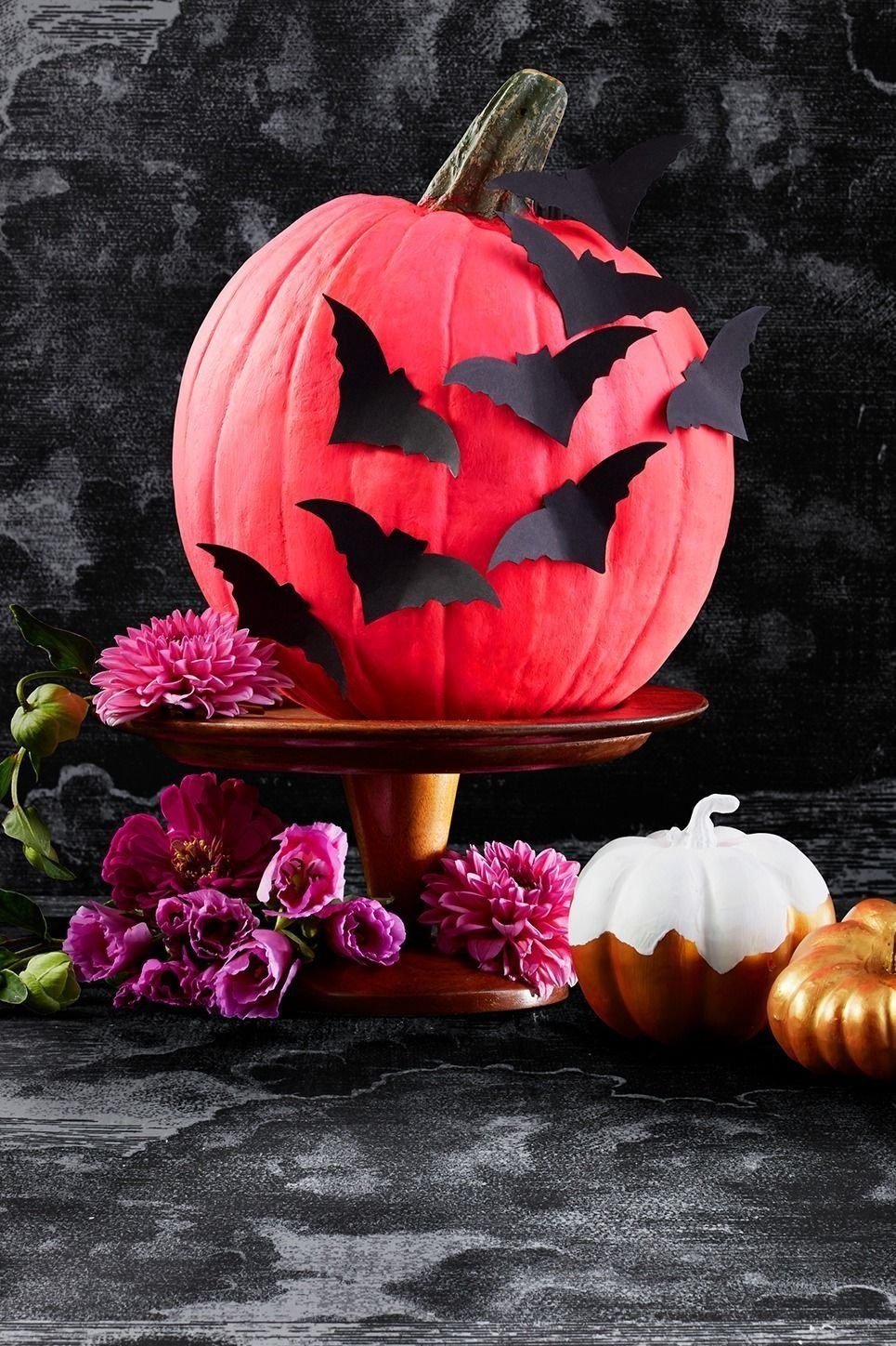 diy outdoor halloween decorations, pink pumpkin with paper bats