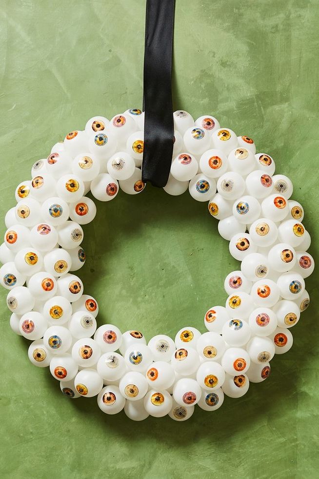 diy outdoor halloween decorations, wreath made with ping pong balls that look like eyeballs