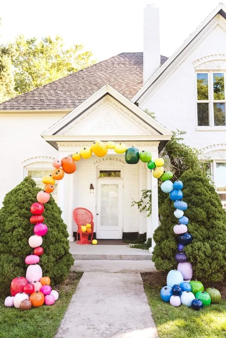 diy outdoor halloween decorations, colorful arch made of pumpkins