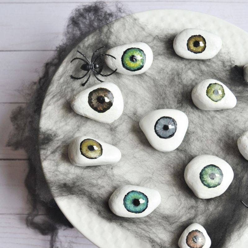 DIY Giant Googly Eyes - How to make a great Halloween Decoration