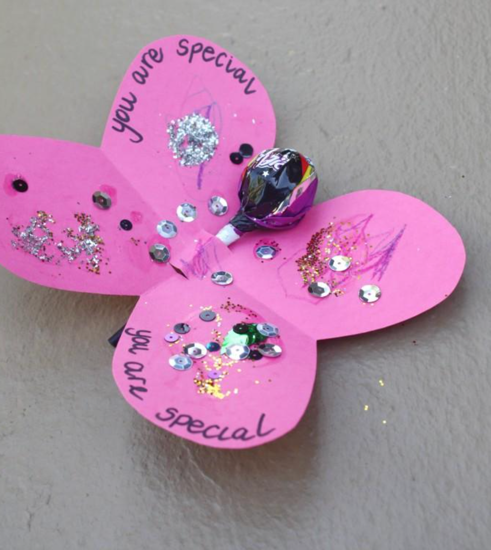 diy valentine cards, lollipop butterfly card with lollipop in the center
