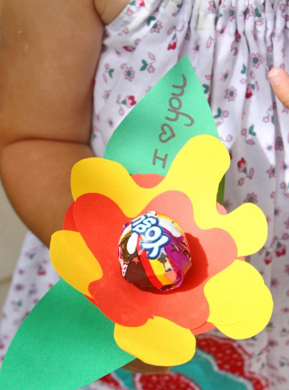 diy valentine gifts, flower shaped card with lollipop in the center