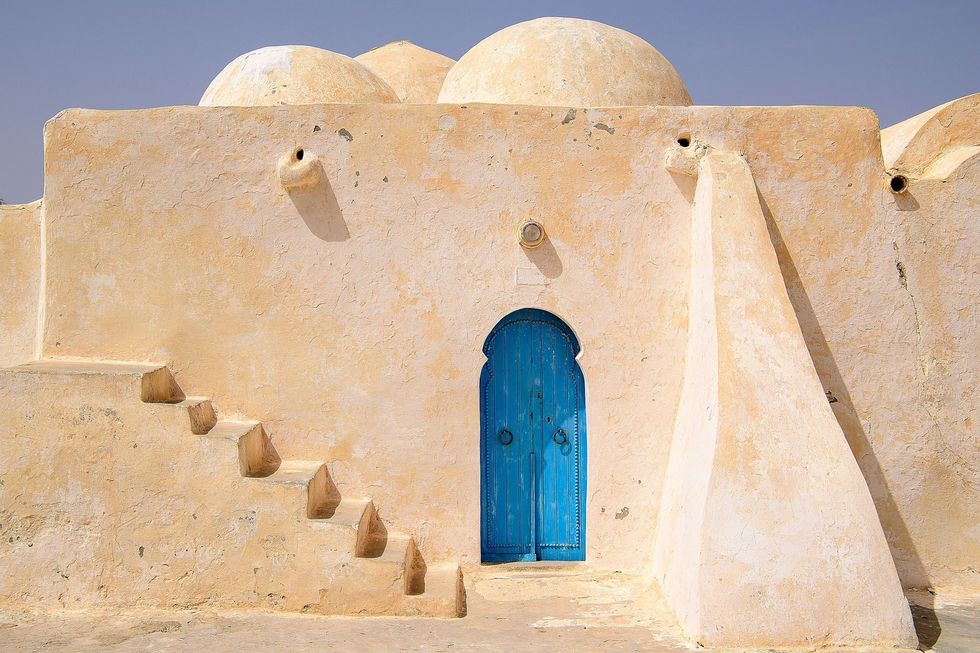 Veel van de filmsets die in Tunesi werden opgericht voor de film A New Hope vergaan langzaam onder invloed van de zandstormen uit de woestijn maar enkele zoals dit gebouw in Djerba blijven bestaan