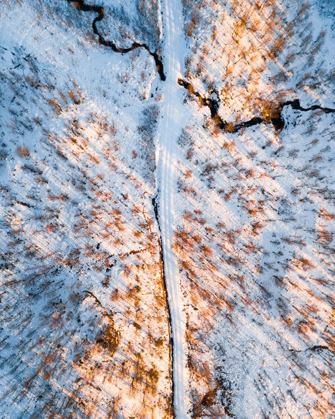 In de buurt van Narvik niet ver van de grens met Zweden zijn de eerste zonnestralen van een winterdag vastgelegd met behulp van een drone