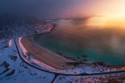 Noorwegen is niet alleen een land van bergen en wouden er zijn ook stranden hoewel niet van het soort waar je lekker kunt zonnebaden  althans niet in de winter Stian Klo Dit was een magische zonsondergang in februari boven het wereldberoemde strand van Vik op de Lofoten