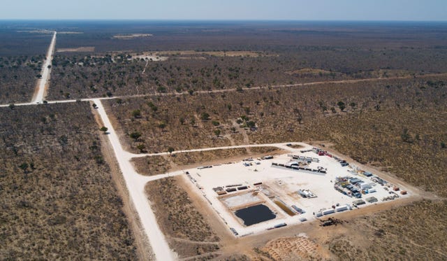 De Canadese oliemaatschappij ReconAfrica boorde deze testbron de tweede van het bedrijf in Namibi in het beschermde gebied van het natuurreservaat Kapinga Kamwalye Conservancy voordat het over de daarvoor noodzakelijke vergunningen beschikte