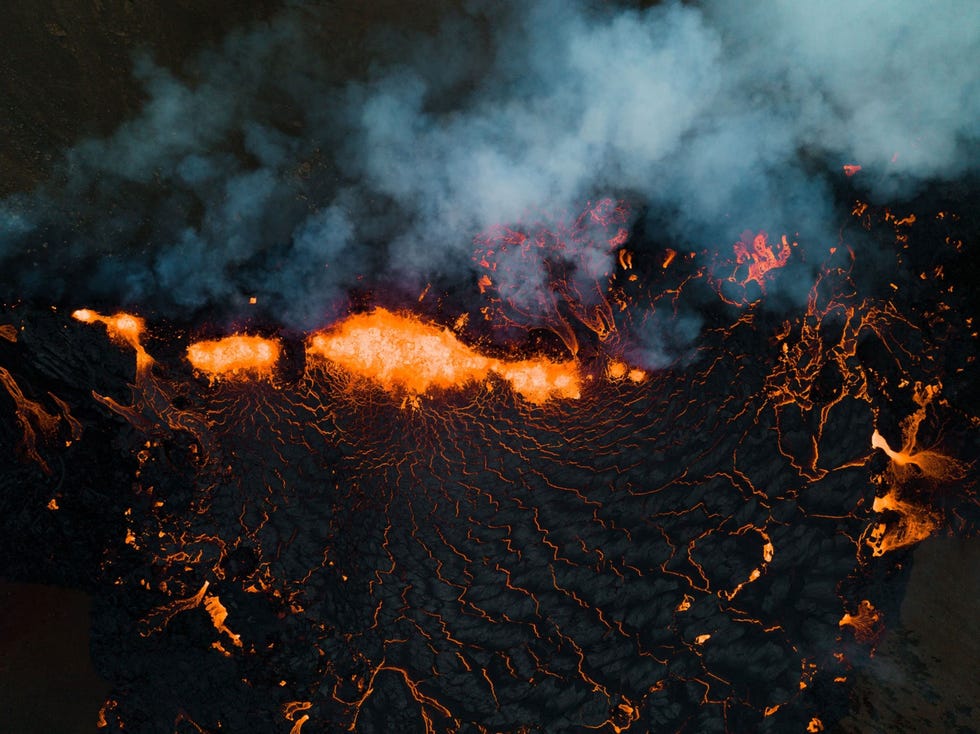 Hoewel de eruptie momenteel geen gevaar voor de bevolking oplevert houden de autoriteiten de situatie nauwlettend in de gaten Op de foto onder schatten leden van de Icelandic Association for Search and Rescue aan de rand van het lavaveld mogelijke risicos in