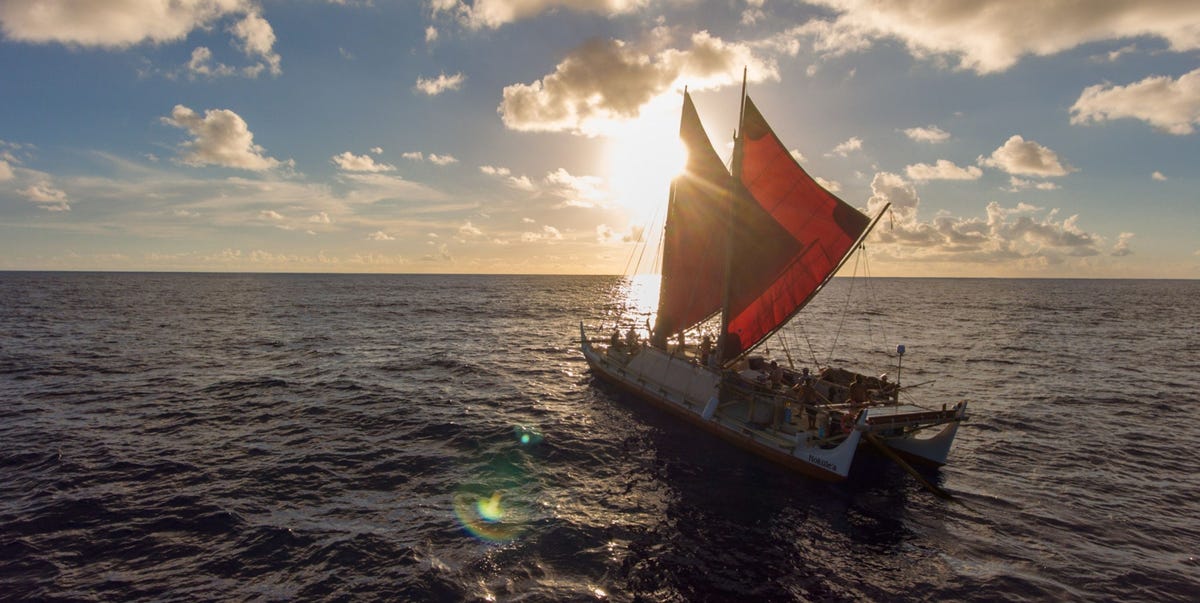 De dubbelkano Hklea is een getrouwe replica van de vaartuigen waarmee de Polynesirs de Stille Oceaan bevoeren waarbij ze zich louter op de zon de sterren de golven en de wind orinteerden Het zeilvaartuig werd gebouwd om hun traditionele navigatiemethoden in ere te herstellen