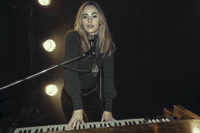 suki waterhouse karen at a keyboard in a roundup of daisy jones and the six costumes