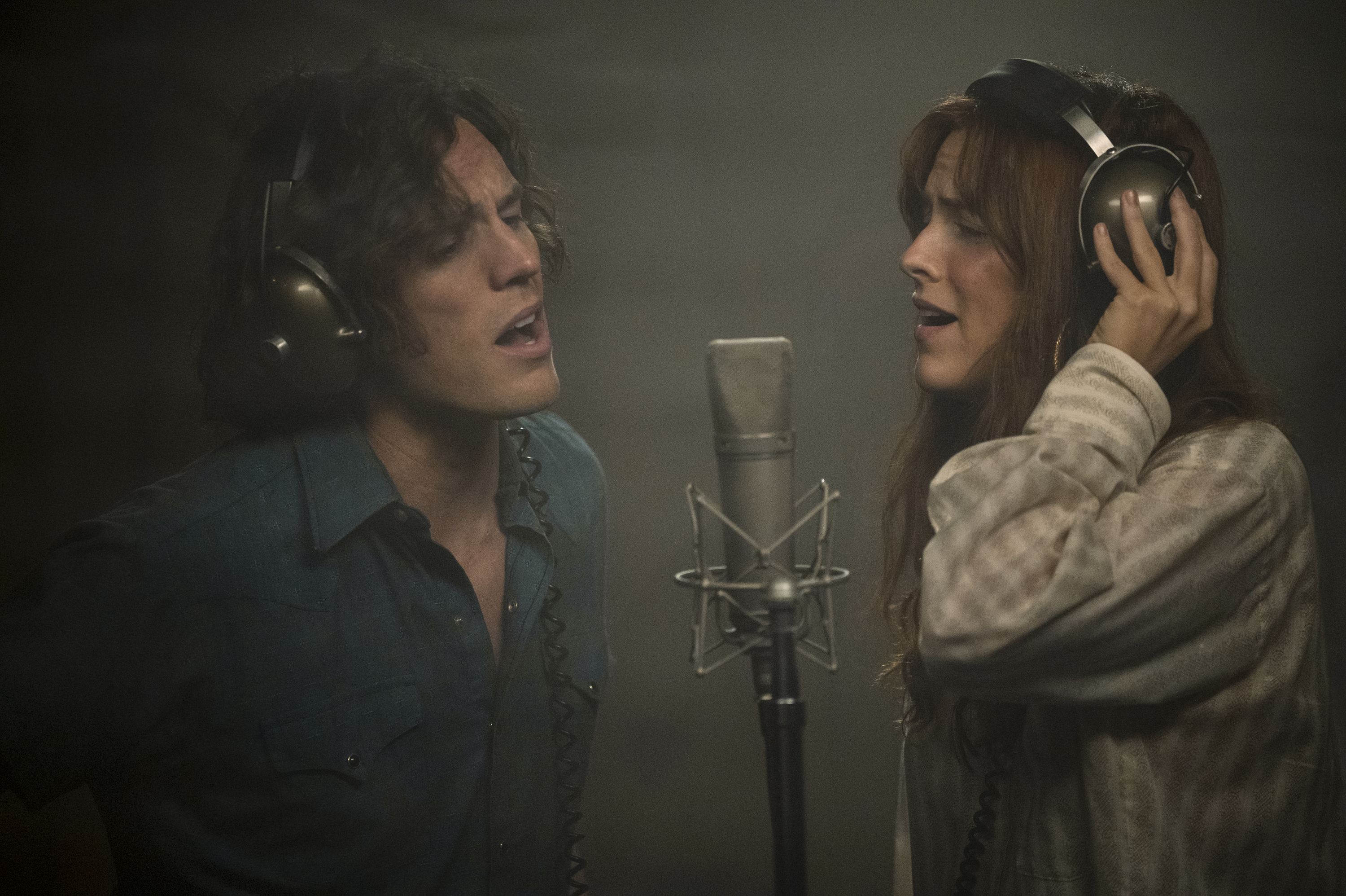 Riley Keough and Sam Claflin on Making Memorable Music Together in Daisy  Jones & the Six