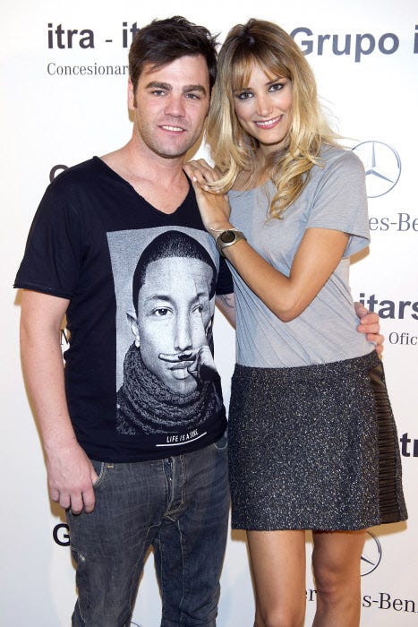 Product, Hairstyle, T-shirt, Shoulder, Joint, Gesture, Style, 