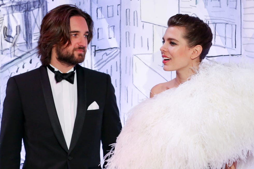 Fashion, Dress, Hairstyle, Formal wear, Suit, Event, Gown, Haute couture, Fashion design, Premiere, 