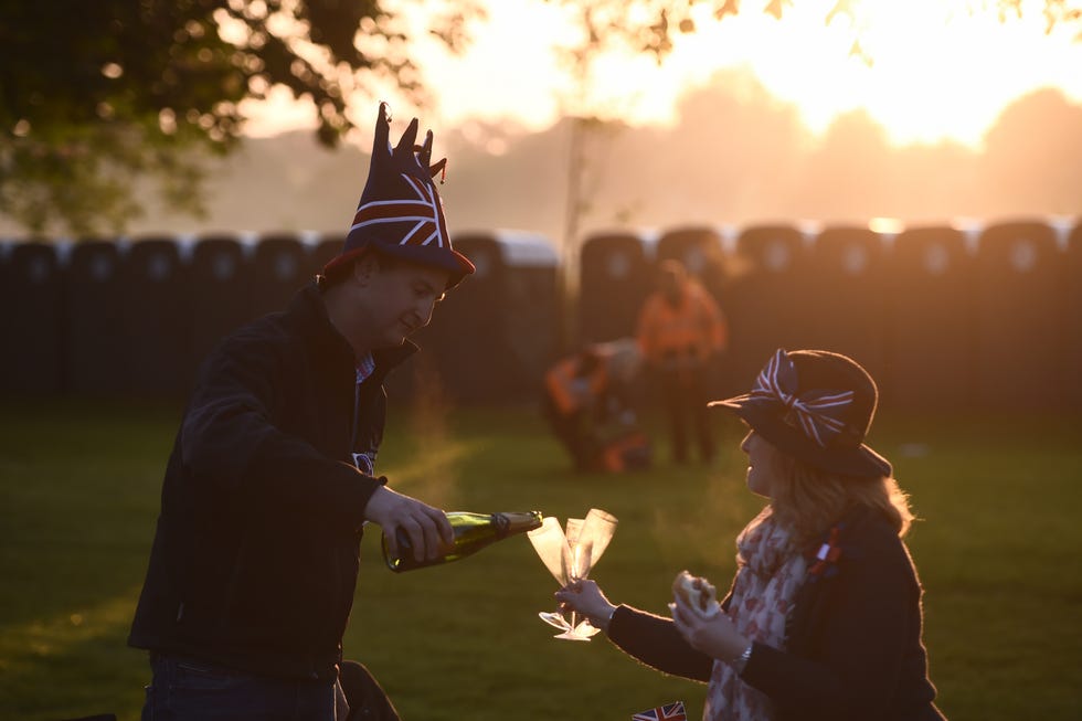 Sparkler, Sky, Backlighting, Fun, Event, Sunlight, Lens flare, Photography, Gesture, Cloud, 