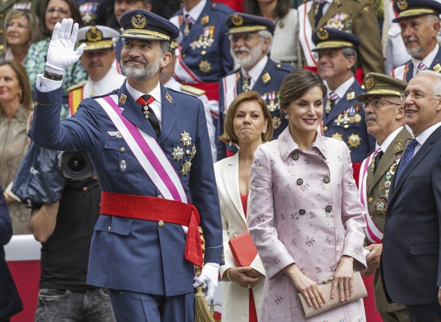 Military officer, Military uniform, Uniform, Event, Military rank, Military person, Gesture, Ceremony, Military, Official, 